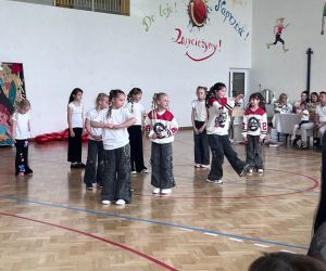 uczennice klas 1-3 podczas tańca nowoczesnego