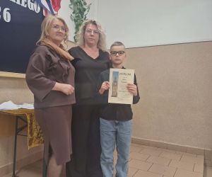 Uczeń odbiera dyplom uczestnictwa w konkursie języka angielskiego.