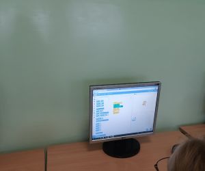 Uczennica programuje w Scratchu