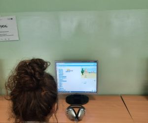 Uczennica programuje w Scratchu