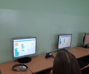 Uczennica programuje w Scratchu