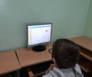 Uczeń programuje w Scratchu