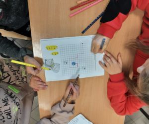 Uczennice rozwiązują zakodowany obrazek