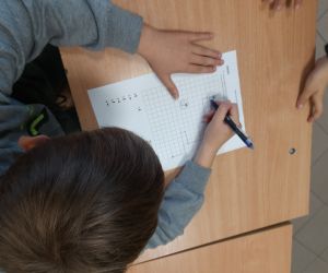 Uczniowie rozkodowują obrazek