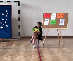 uczennica  podczas akcji „Jak nie czytam, jak czytam”