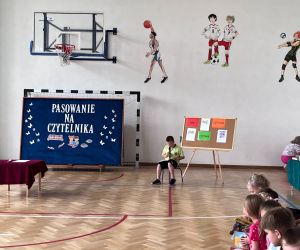 uczeń podczas akcji „Jak nie czytam, jak czytam”