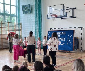 uczniowie otrzymują upominki książkowe