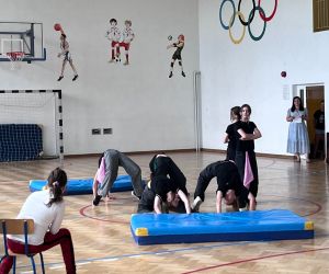 dziewczynki wykonują figury akrobatyczne