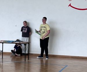 uczeń opowiada o kolekcji aut