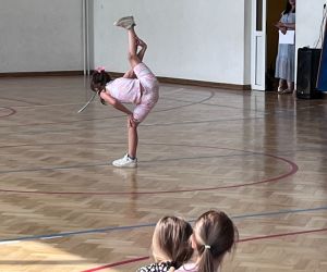 uczennica wykonuje figury akrobatyczne