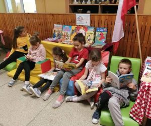 Uczniowie klas 1-3 czytają na przerwie ulubione książki
