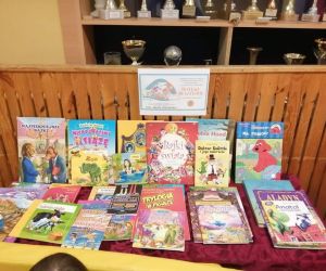 Ulubione książki uczniów wyłożone na stoliku na szkolnym korytarzu