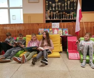 Uczniowie klasy 4 czytają na przerwie ulubione książki