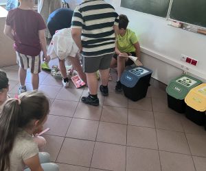 uczniowie segregują odpady