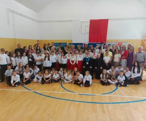 Społeczność szkolna i zgromadzeni goście na wspólnej pamiątkowej fotografii