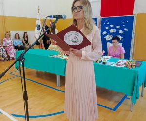 Pani dyrektor wygłasza przemówienie przy mikrofonie