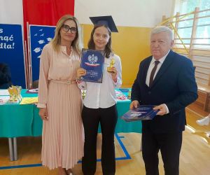 Uczennica klasy ósmej kończąca szkołę z wyróżnieniem wraz z wychowawcą i panią dyrektor