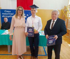 Uczeń klasy ósmej kończący szkołę z wyróżnieniem wraz z wychowawcą i panią dyrektor