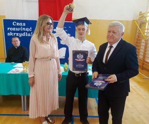 Uczeń klasy ósmej kończący szkołę z wyróżnieniem wraz z wychowawcą i panią dyrektor
