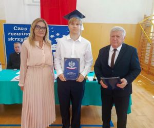 Uczeń klasy ósmej wraz z wychowawcą i panią dyrektor