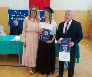 Uczennica klasy ósmej wraz z wychowawcą i panią dyrektor