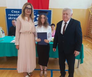 Uczennica klasy ósmej wraz z wychowawcą i panią dyrektor