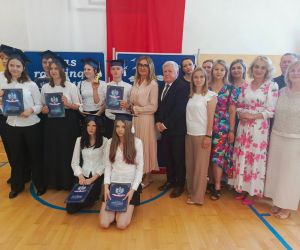 Uczniowie klasy ósmej z nauczycielami na wspólnej pamiątkowej fotografii