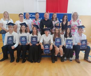 Uczniowie klasy ósmej z rodzicami