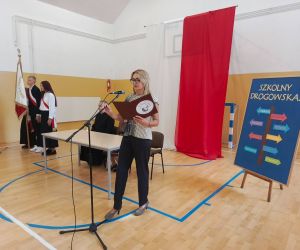 Pani dyrektor przemawia przy mikrofonie