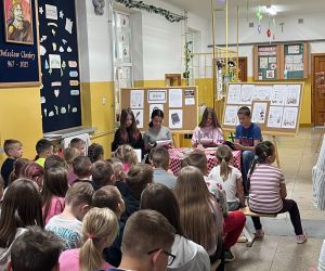 Uczniowie czytają fragmenty utworu z podziałem na role