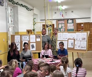 Panie bibliotekarki na wspólnym zdjęciu z uczniami