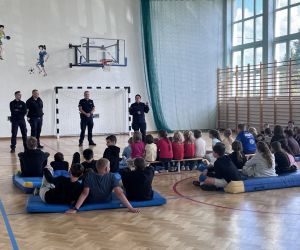 Policjanci podczas spotkania z uczniami