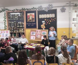 Nauczycielka wyjaśnia uczniom ideę dnia głośnego czytania