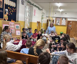 uczniowie rozmawiają o emocjach i dobrych gestach