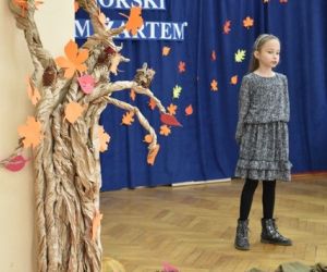 Dziecko występuje na scenie