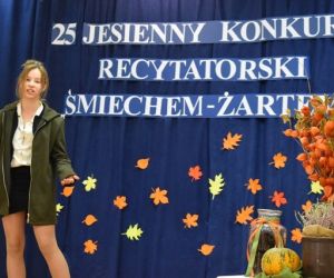 Dziecko występuje na scenie