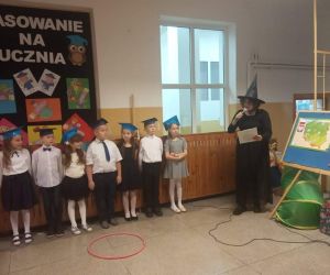 Uczniowie odpowiadają na pytania zadawane przez dziewczynkę przebraną za wróżkę