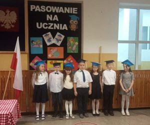 Uczniowie recytują wierszyki