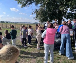 uczniowie jedzą upieczone ziemniaki