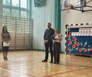 Przedstawiciele Rady Rodziców kierują słowa uznania dla Dyrekcji, nauczycieli oraz pracowników szkoły