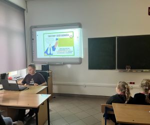 Uczeń ze szkolnego koła PCK wyświetla prezentację 