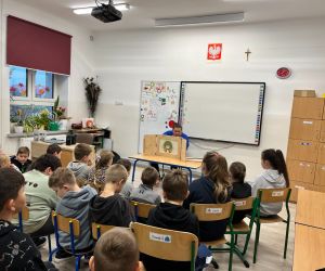 dzieci oglądają teatrzyk kamishibai
