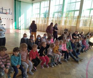 Dzieci siedzą i oglądają pokaz