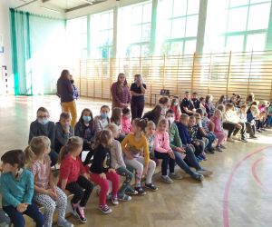 Dzieci siedzą na ławce