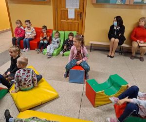 Nauczycielki siedzą  z dziećmi i słuchają bajki