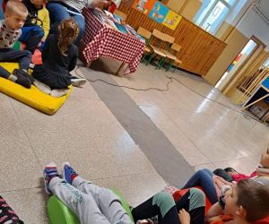 Nauczycielka czyta i pokazuje ilustracje