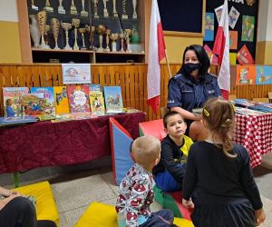 Policjantka rozmawia z dziećmi