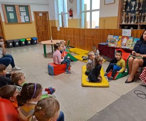 Dzieci zadają pytania pani policjant