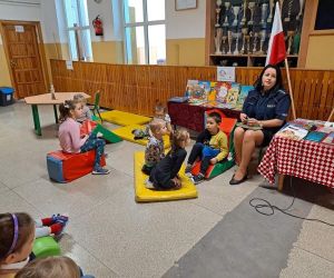 Policjantka mówi dzieciom o bezpieczeństwie na drodze