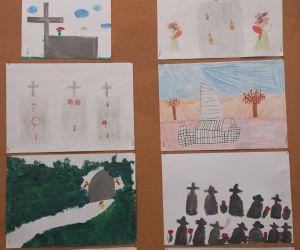 Tablica z pracami uczniów. Na obrazkach miejsca pamięci narodowej i bezimienne groby